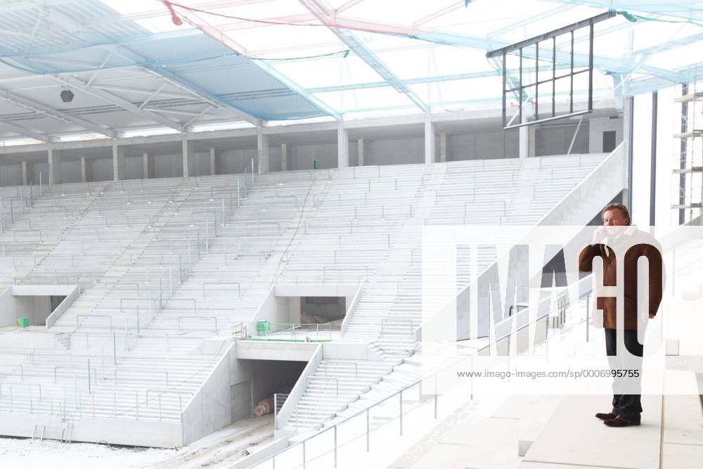 Fußball, Stadiongeschichte 1. FSV Mainz 05 Präsident HARALD STRUTZ (FSV Mainz 05) telefoniert beim RICHTFEST der neuen COFACE ARENA o0 Stadionneubau Stadionbau Funktionär Telefon Handy Totale