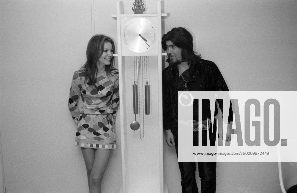 Der israelische Sänger Abi Ofarim mit der deutschen Schauspielerin Iris Berben, Deutschland 1970er Jahre. Israeli singer Abi Ofarim and German actress Iris Berben, Germany 1970s. 24x36swNeg475 Abi Ofarim, Iris Berben