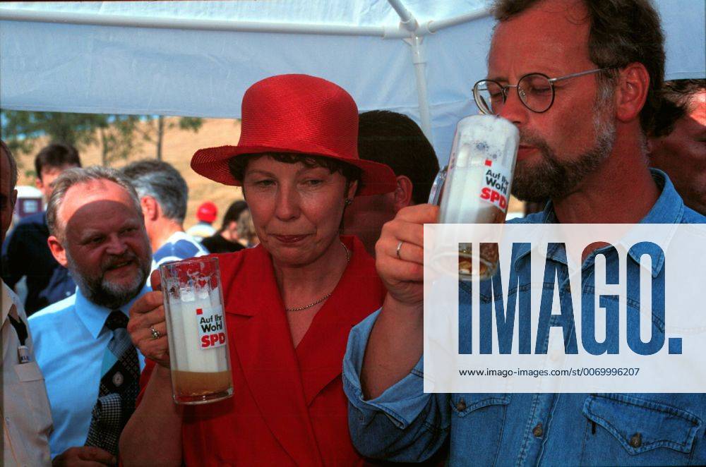SPD - Fest im Mauerpark Berlin-Prenzlauer Berg, DEU, 19.08.1995, SPD - Wahlkampfveranstaltung für Berlin: Spitzenkandidatin d. SPD Ingrid Stahmer u. Rudolf Scharping beim SPD - Fest im Mauerpark Bierprobe....,