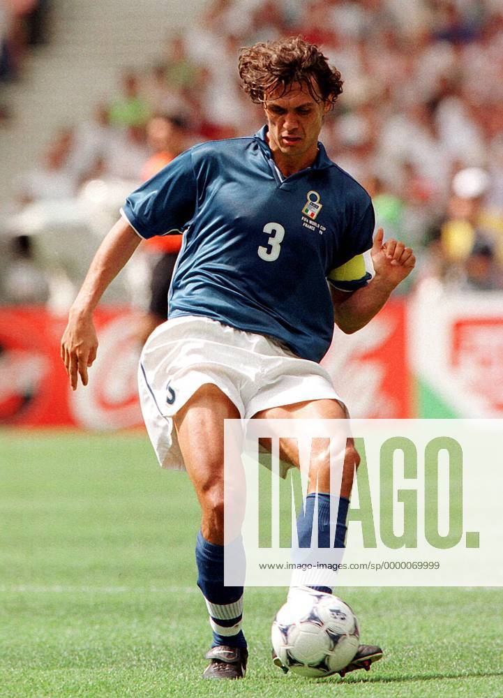 Kapitän Paolo Maldini spielt den Ball ab Fußball WM Herren Weltmeisterschaft 1998, Länderspiel, Nationalmannschaft, Nationalteam, Nationaltrikot Einzelbild Stade de France Paris, St. Denis Dynamik,