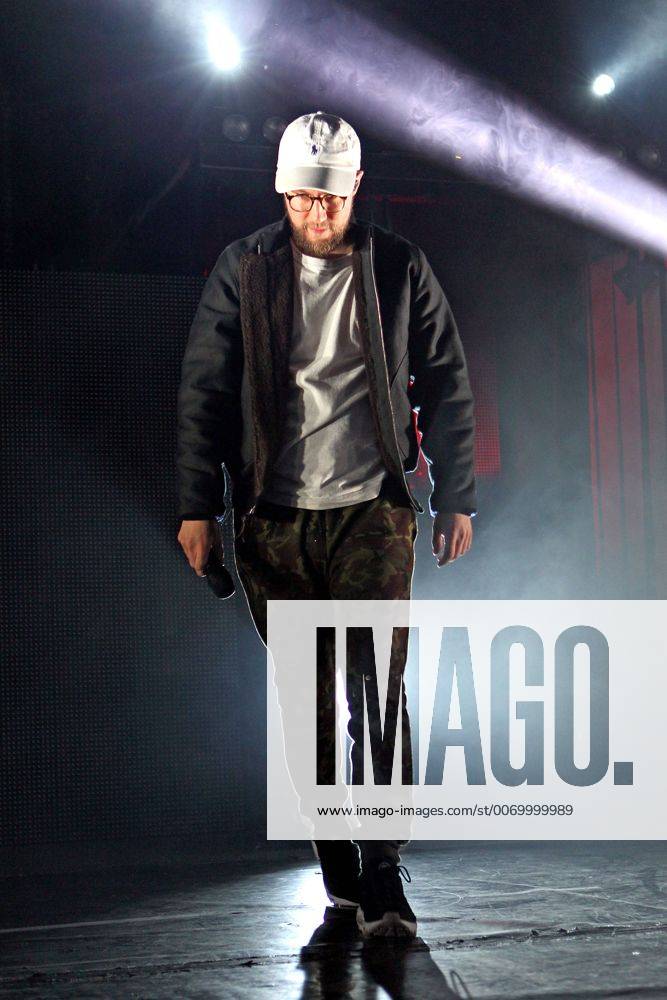 Rapper Prinz Pi. Rapper Prinz Pi ( bürgerl. Friedrich Kautz ) während eines Konzertes im Rahmen seiner Im Westen Nix Neues Tour 2016 am 18.03.2016 vor 1.800 Fans im Haus Auensee Leipzig.