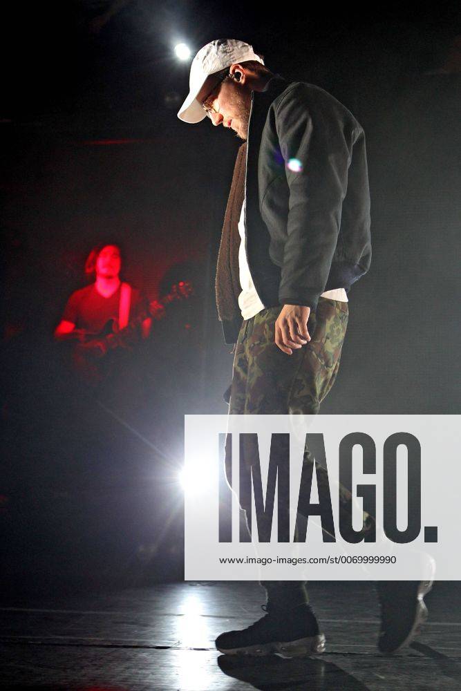 Rapper Prinz Pi. Rapper Prinz Pi ( bürgerl. Friedrich Kautz ) während eines Konzertes im Rahmen seiner Im Westen Nix Neues Tour 2016 am 18.03.2016 vor 1.800 Fans im Haus Auensee Leipzig.