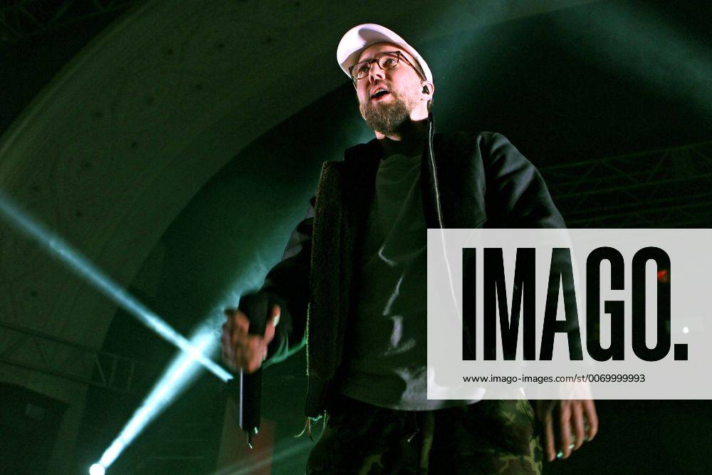 Rapper Prinz Pi. Rapper Prinz Pi ( bürgerl. Friedrich Kautz ) während eines Konzertes im Rahmen seiner Im Westen Nix Neues Tour 2016 am 18.03.2016 vor 1.800 Fans im Haus Auensee Leipzig.