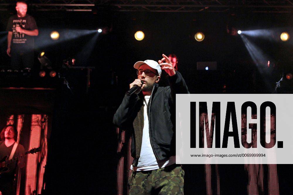 Rapper Prinz Pi. Rapper Prinz Pi ( bürgerl. Friedrich Kautz ) während eines Konzertes im Rahmen seiner Im Westen Nix Neues Tour 2016 am 18.03.2016 vor 1.800 Fans im Haus Auensee Leipzig.