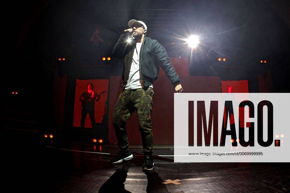 Rapper Prinz Pi. Rapper Prinz Pi ( bürgerl. Friedrich Kautz ) während eines Konzertes im Rahmen seiner Im Westen Nix Neues Tour 2016 am 18.03.2016 vor 1.800 Fans im Haus Auensee Leipzig.