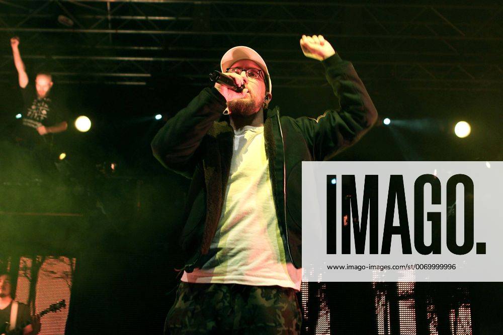 Rapper Prinz Pi. Rapper Prinz Pi ( bürgerl. Friedrich Kautz ) während eines Konzertes im Rahmen seiner Im Westen Nix Neues Tour 2016 am 18.03.2016 vor 1.800 Fans im Haus Auensee Leipzig.
