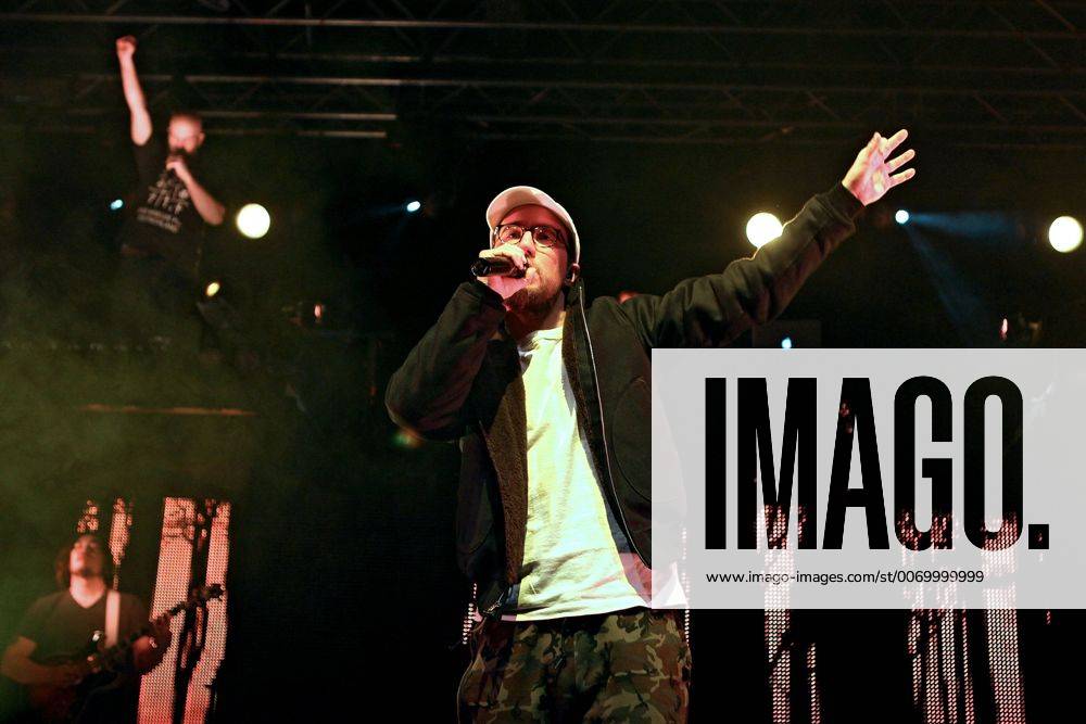 Rapper Prinz Pi. Rapper Prinz Pi ( bürgerl. Friedrich Kautz ) während eines Konzertes im Rahmen seiner Im Westen Nix Neues Tour 2016 am 18.03.2016 vor 1.800 Fans im Haus Auensee Leipzig.