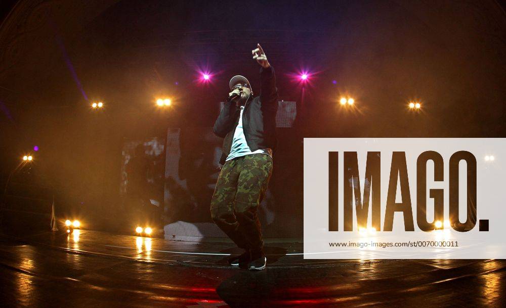 Rapper Prinz Pi. Rapper Prinz Pi ( bürgerl. Friedrich Kautz ) während eines Konzertes im Rahmen seiner Im Westen Nix Neues Tour 2016 am 18.03.2016 vor 1.800 Fans im Haus Auensee Leipzig.