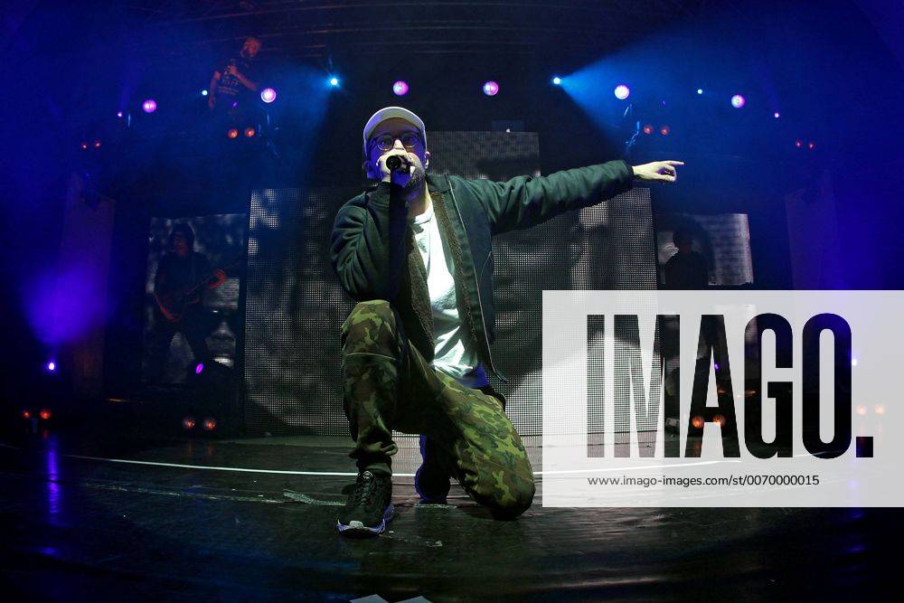 Rapper Prinz Pi. Rapper Prinz Pi ( bürgerl. Friedrich Kautz ) während eines Konzertes im Rahmen seiner Im Westen Nix Neues Tour 2016 am 18.03.2016 vor 1.800 Fans im Haus Auensee Leipzig.