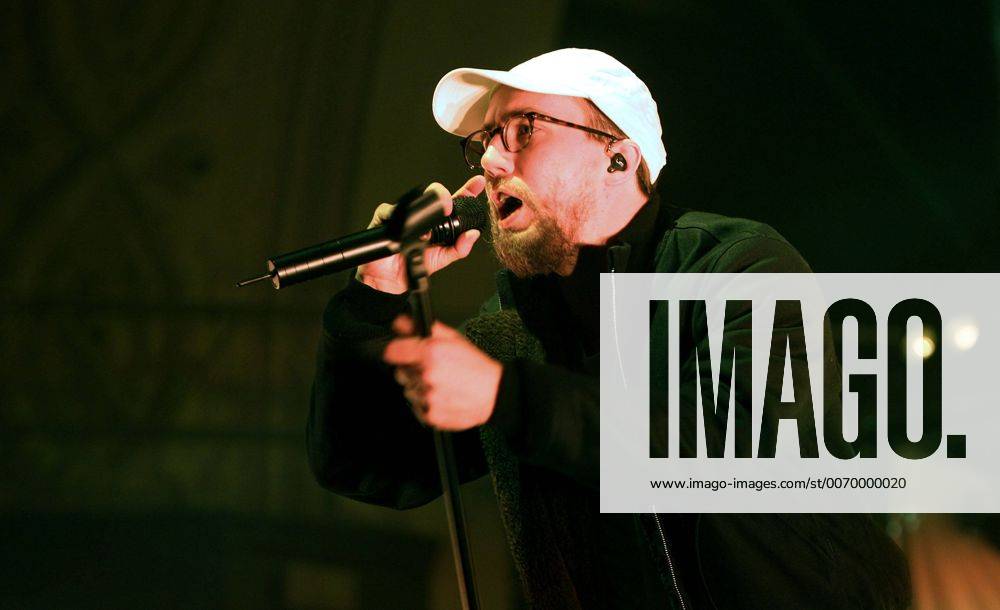 Rapper Prinz Pi. Rapper Prinz Pi ( bürgerl. Friedrich Kautz ) während eines Konzertes im Rahmen seiner Im Westen Nix Neues Tour 2016 am 18.03.2016 vor 1.800 Fans im Haus Auensee Leipzig.