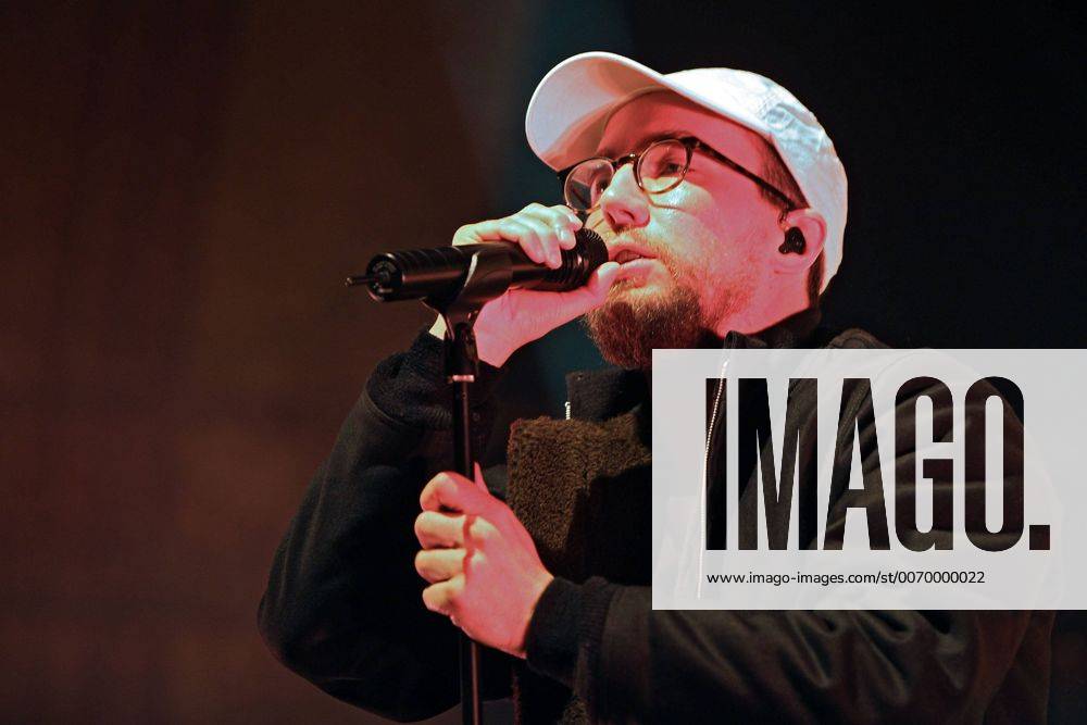 Rapper Prinz Pi. Rapper Prinz Pi ( bürgerl. Friedrich Kautz ) während eines Konzertes im Rahmen seiner Im Westen Nix Neues Tour 2016 am 18.03.2016 vor 1.800 Fans im Haus Auensee Leipzig.