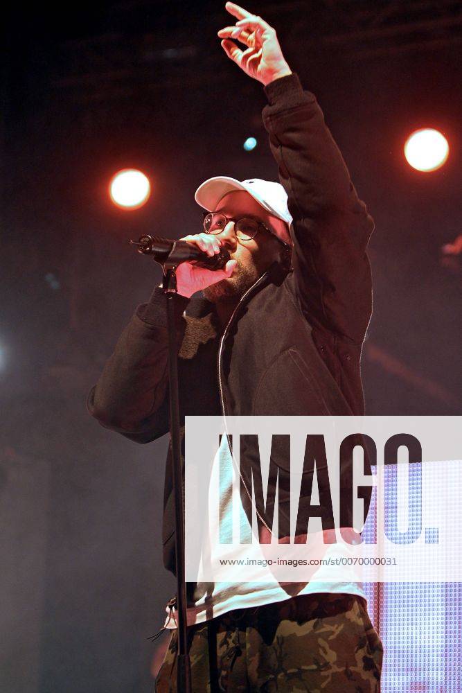Rapper Prinz Pi. Rapper Prinz Pi ( bürgerl. Friedrich Kautz ) während eines Konzertes im Rahmen seiner Im Westen Nix Neues Tour 2016 am 18.03.2016 vor 1.800 Fans im Haus Auensee Leipzig.