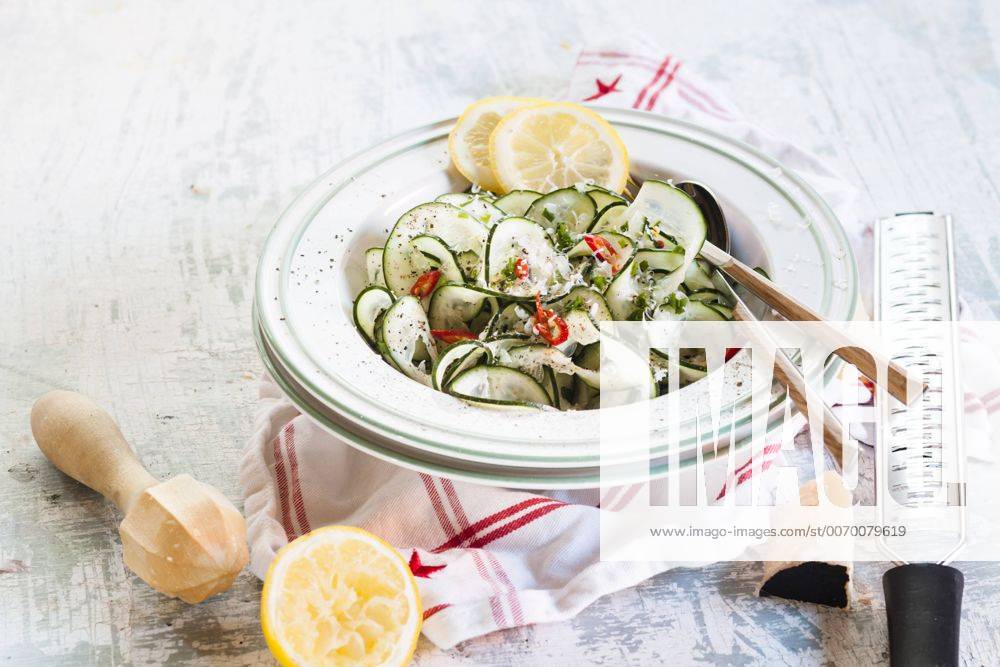 IMAGO Creative, Food, Gurkensalat Cucumber tagliatelle salad with spicy lemon dressing and parmesan SBDF002709