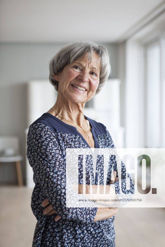 Portrait of confident senior woman at home model released Symbolfoto property released RBF004135