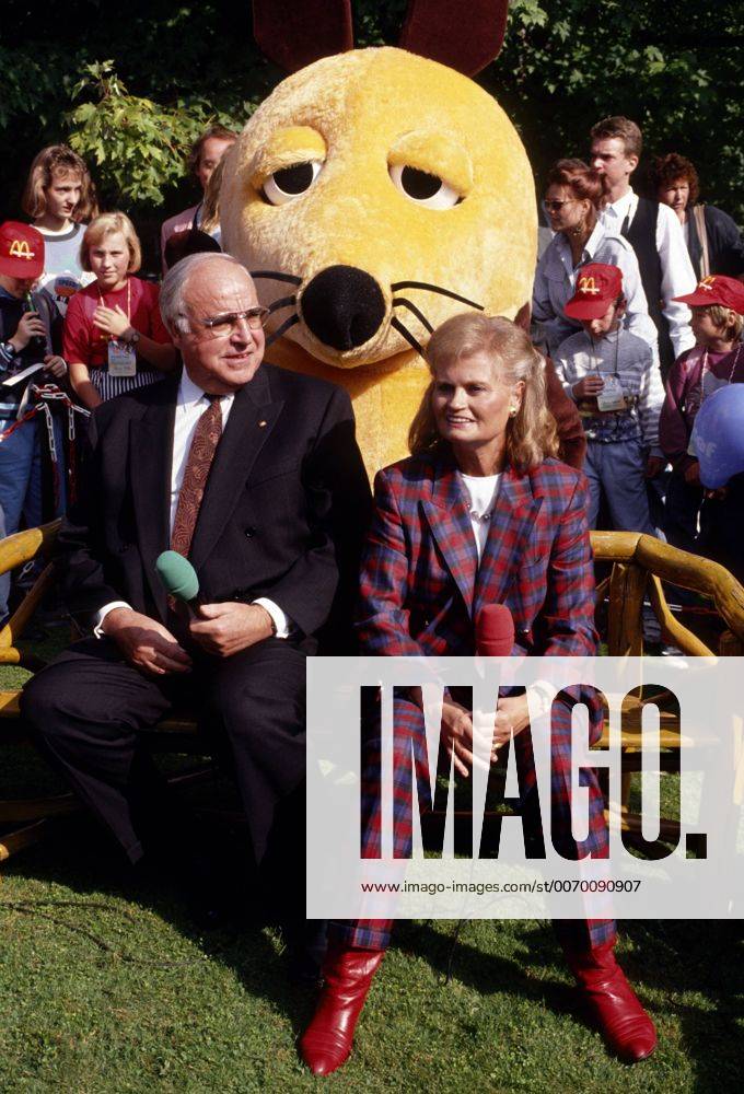 Hannelore KOHL und Bundeskanzler Helmut KOHL , CDU , beim Kinderfest im Bundeskanzleramt , September 1992 Hannelore KOHL and Chancellor Helmut KOHL , CDU , on childrens day in the garden of his office , September 1992