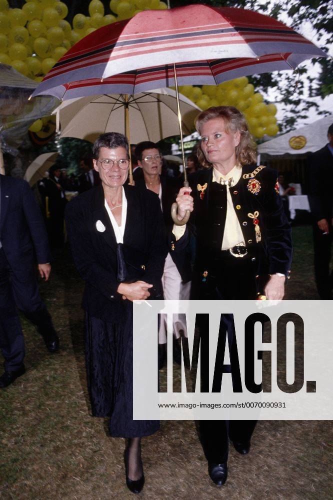 Ilse de MAIZIERE und Hannelore KOHL beim Sommerfest im Bundeskanzleramt , Juni 1990 Ilse de MAIZIERE and Hannelore KOHL on the summer festival in the chancellery , June 1990