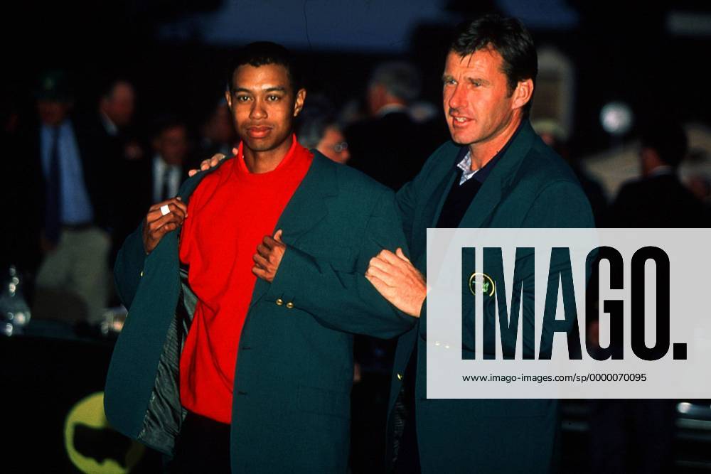 Tiger Woods (USA) bekommt als jüngster Masters Sieger die Mastersjacke verliehen von Nick Faldo (Großbritannien), dem Vorjahressieger von 1996 Golf Herren US Masters April 1997, Golfprofi, Profis, Profigolf, Profi-Tour Gruppe Augusta Harmonie,