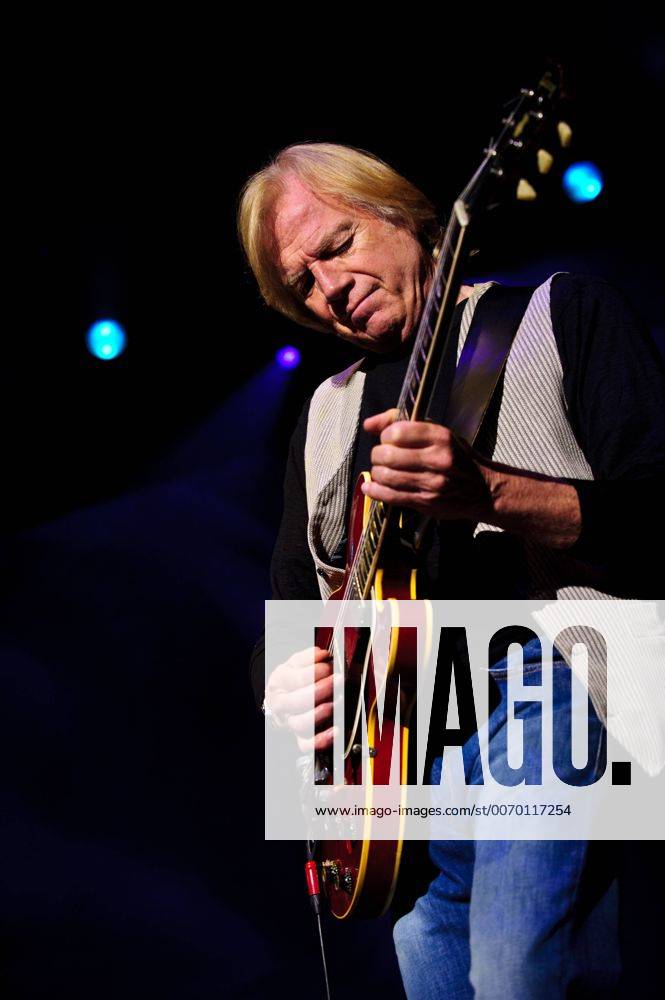 Sept. 23, 2011 - Toronto, Ontario, Canada - JUSTIN HAYWARD of English rock band The Moody Blues perfores live at Molson Amphitheatre, Toronto - ZUMAv53_