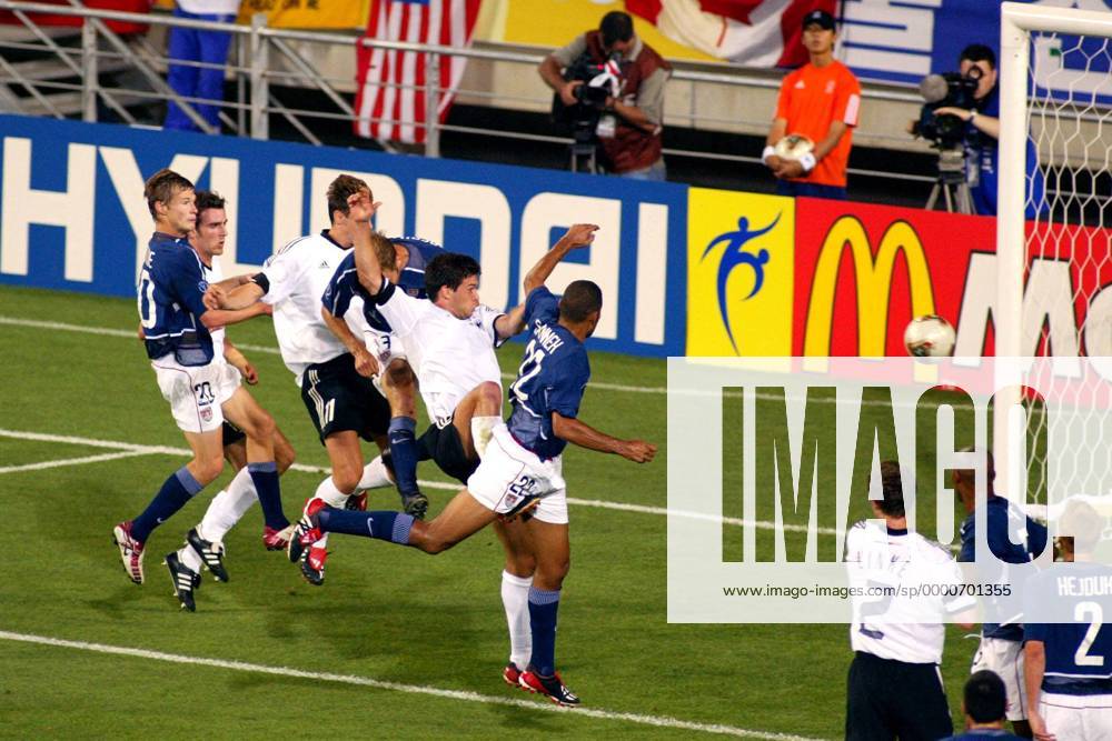 Strafraumszene mit dem glücklicheren Ende für Deutschland - Michael Ballack (Mitte) trifft zum 1:0 Fußball WM Herren Weltmeisterschaft 2002, Länderspiel, Viertelfinale, Nationalmannschaft, Nationalteam, Nationaltrikot Gruppe Ulsan Dynamik,