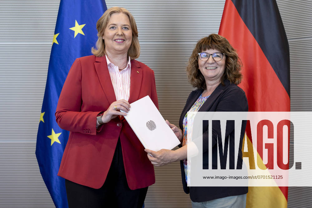 Handover of the Annual Report of the Petitions Committee by Committee Chairwoman Martina Stamm Fibich, SPD, MDB, to Bundestag President Baerbel, Bas, SPD, MdB in Berlin, 26 06 2024 Berlin Germany