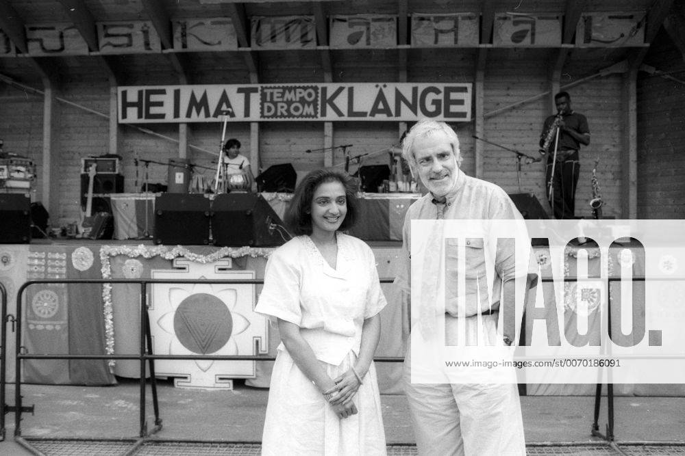 Najma Akhtar und Kultursenator Ulrich Roloff-Momin beim Heimatklänge Festival im Tempodrom Berlin