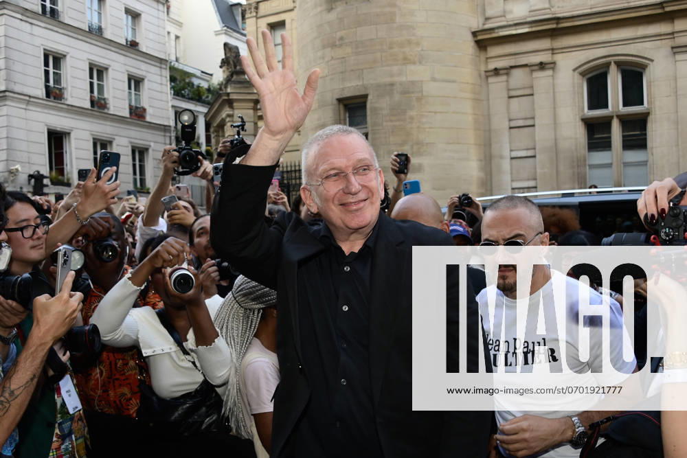 Bilder des Jahres 2024, Entertainment 06 Juni Entertainment Themen der Woche KW26 Jean Paul Gaultier arrive to his show as part of Paris Fashion Week on June 26, 2024 in Paris, France photo by federico pestellini panoramic CELEBRITES Arrivees du defile Jean Paul Gaultier Paris 26 06 2024 FedericoPestellini Panoramic