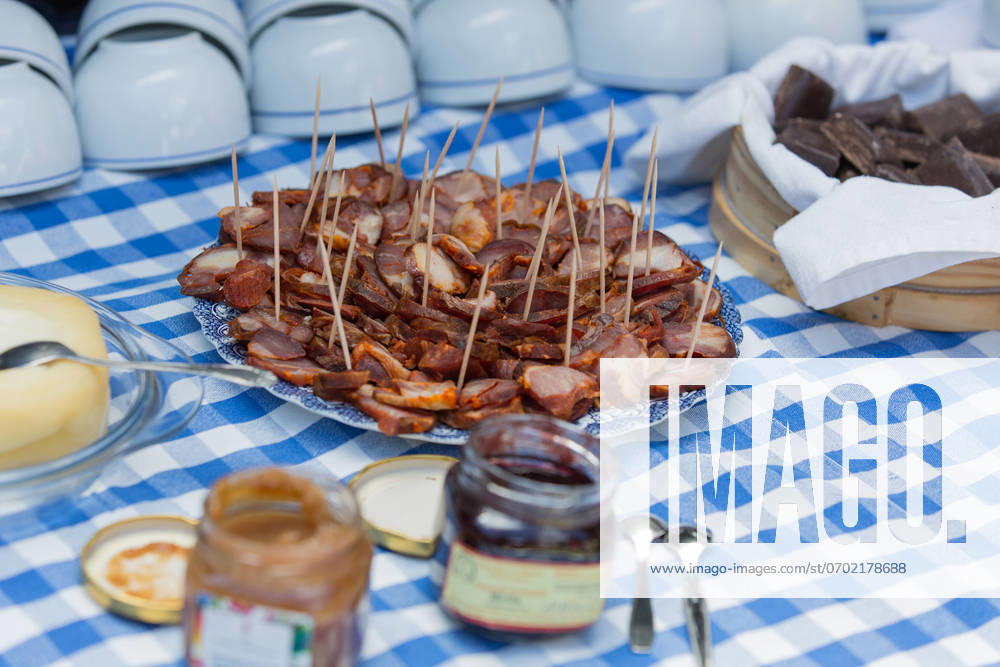 IMAGO Creative, Food, Tapas mixed portuguese traditional rustic food gourmet selection on a table ,model released, Symbolfoto