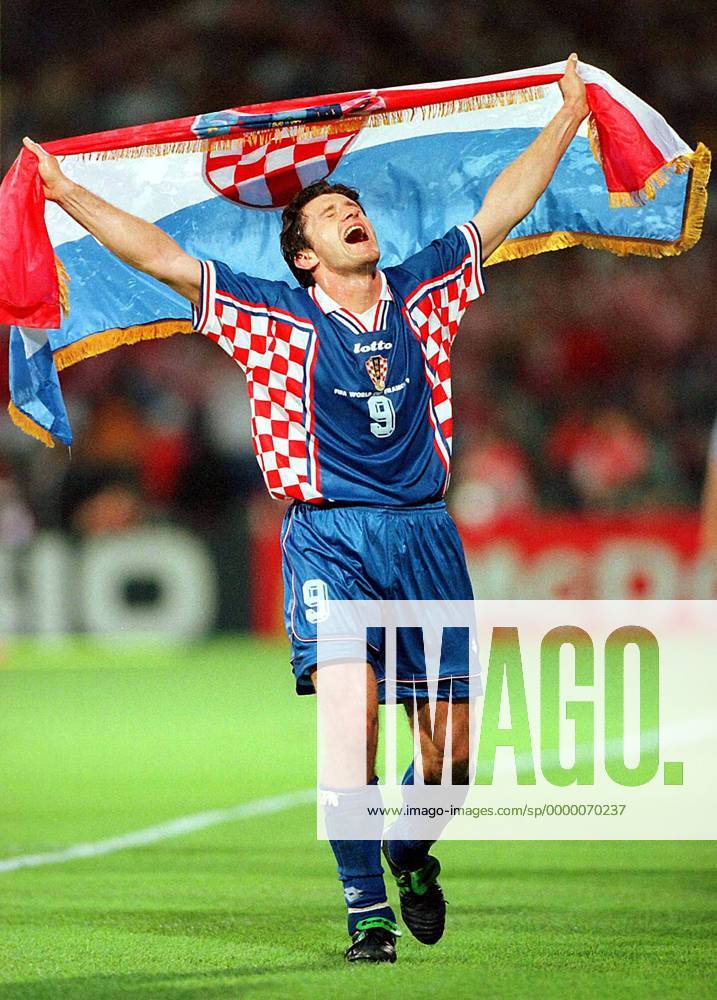 Der Kroate Davor Suker jubelt mit seiner Landesfahne Fußball WM Herren Weltmeisterschaft 1998, Nationalmannschaft, Nationalteam, Nationaltrikot, Viertelfinale, Länderspiel Einzelbild Stade Gerland Lyon Glück, Begeisterung, Freude,