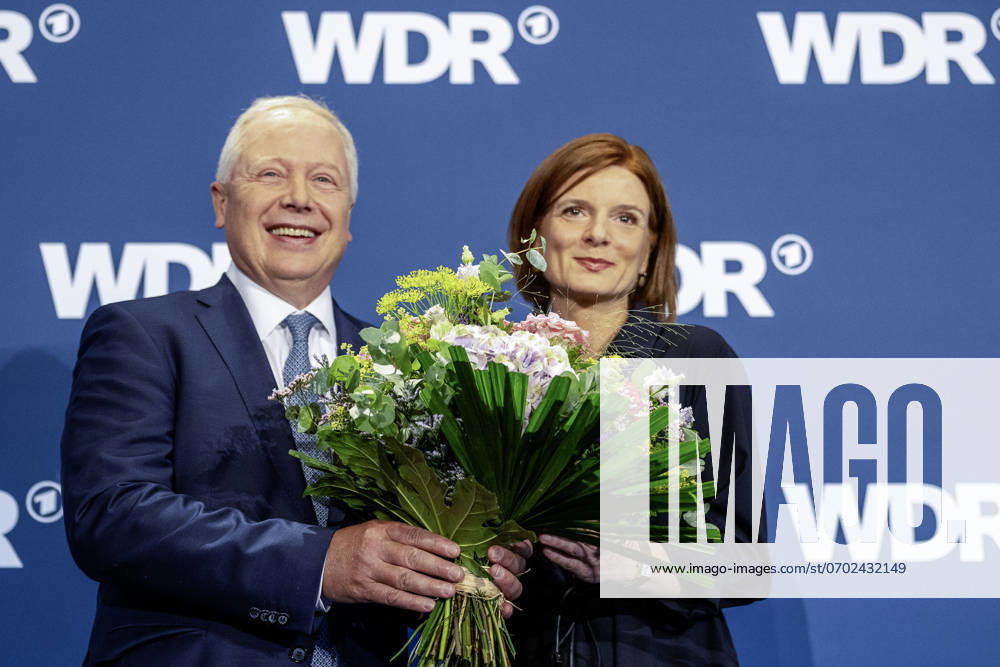 Election of the WDR Art, Culture, Entertainment Director Photo and press event for the election of the WDR Director General on 27 06 24 in the Marsiliussaal in Cologne Tom Buhrow WDR Director General hands over a bouquet of flowers to Dr. Katrin Vernau future WDR Director General Photo Kirchner Media TH