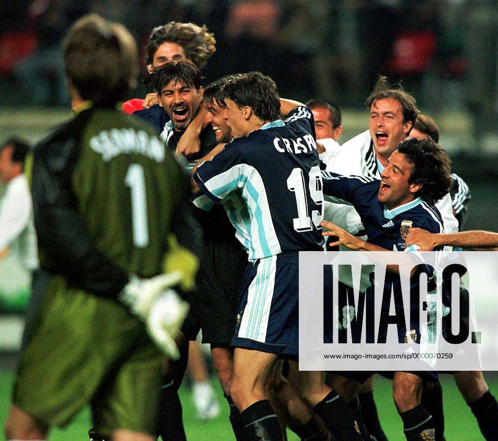 Die argentinische Mannschaft um ihren Keeper Carlos Roa (Mitte) jubelt, vorn Hernan Crespo Fußball WM Herren Weltmeisterschaft 1998, Nationalmannschaft, Nationalteam, Nationaltrikot, Achtelfinale, Länderspiel Gruppe Stade Geoffroy Guichard St. Etienne Glück, Freude, Begeisterung, Kameradschaft,