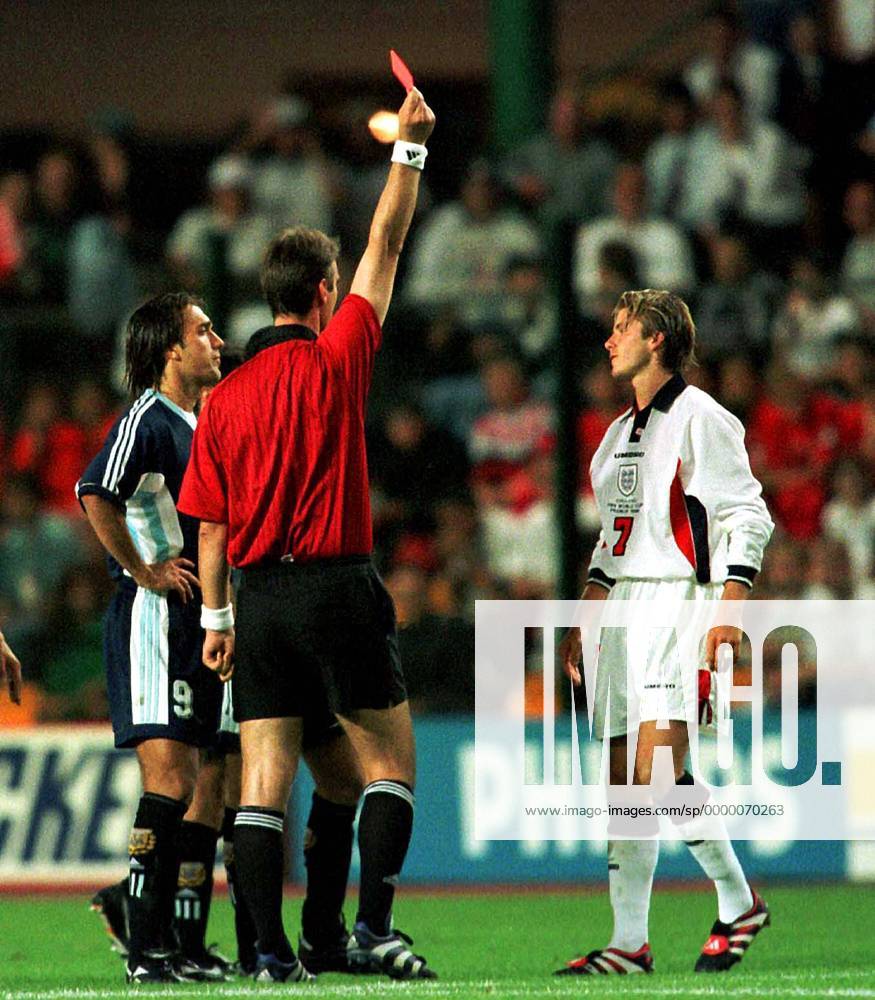 Schiedsrichter Kim Milton Nielsen (Dänemark) zeigt David Beckham (re., England) die rote Karte, links der Argentinier Gabriel Batistuta Fußball WM Herren Weltmeisterschaft 1998, Nationalmannschaft, Nationalteam, Nationaltrikot, Achtelfinale, Länderspiel Gruppe Stade Geoffroy Guichard St. Etienne Überlegenheit, Enttäuschung, Spannung,