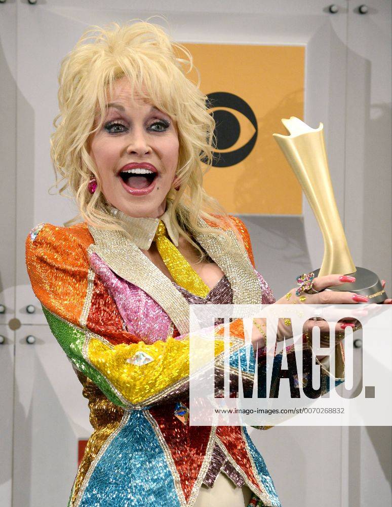 Country Music Awards in Las Vegas - Dolly Parton freut sich über den Tex Ritter Award Dolly Parton holds her Tex Ritter award backstage at the 51st annual Academy of Country Music Awards held at the MGM Grand Arena in Las Vegas, Nevada on April 3, 2016. LAV20160403361 JIMxRUYMEN