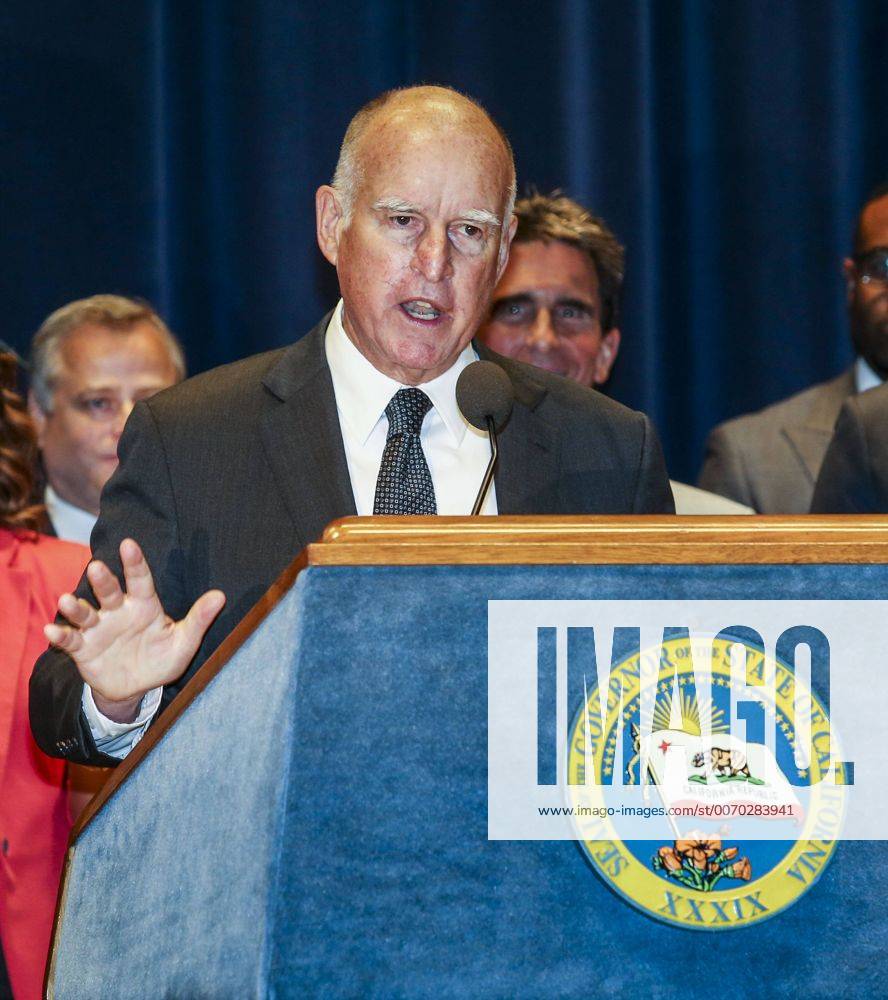 Los Angeles, California, U.S - Governor Jerry Brown joins supporters from across the state in Los Angeles on Monday April 4, 2016, to sign landmark legislation passed by both houses of the Legislature last week à SB 3. The SB 3 makes California the first state in the nation to commit to raising the minimum wage to $15 per hour statewide. Under the plan, minimum wage will rise to $10.50 per hour on January 1, 2017 for businesses with 26 or more employees, and then rises each year until reaching $15 per hour in 2022. This plan also recognizes the contributions of small businesses à those with 25 or fewer employees à to California s economy and allows additional time for these employers to phase in the increases. Los Angeles U.S. - ZUMAc68_