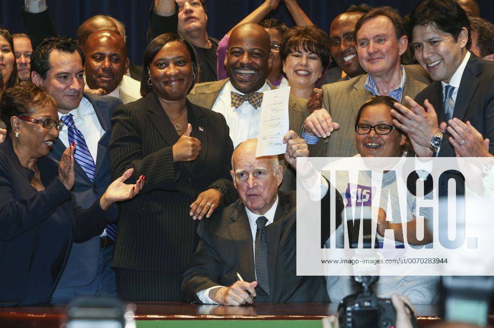 Los Angeles, California, U.S - Governor Jerry Brown joins supporters from across the state in Los Angeles on Monday April 4, 2016, to sign landmark legislation passed by both houses of the Legislature last week à SB 3. The SB 3 makes California the first state in the nation to commit to raising the minimum wage to $15 per hour statewide. Under the plan, minimum wage will rise to $10.50 per hour on January 1, 2017 for businesses with 26 or more employees, and then rises each year until reaching $15 per hour in 2022. This plan also recognizes the contributions of small businesses à those with 25 or fewer employees à to California s economy and allows additional time for these employers to phase in the increases. Los Angeles U.S. - ZUMAc68_