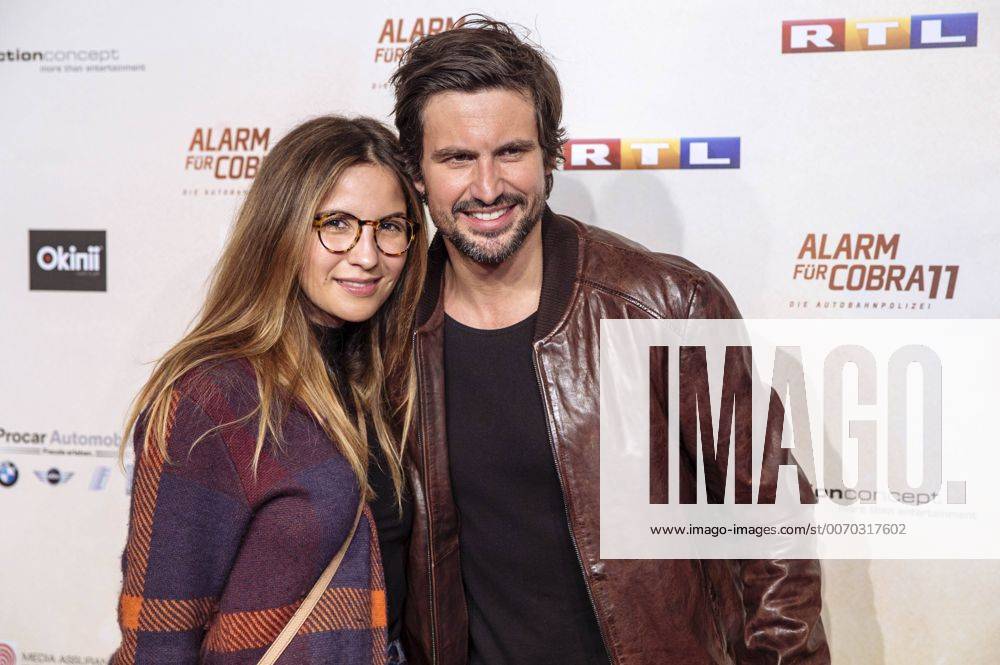 Tom Beck und Freundin Chryssanthi Kavazi bei der Premiere der 300. Folge Alarm für Cobra 11 zum Auftakt der neuen Staffel zum 20. Jahr der RTL TV-Serie im Cinedom. Köln, 05.04.2016 Foto:xC.xFuturexImage
