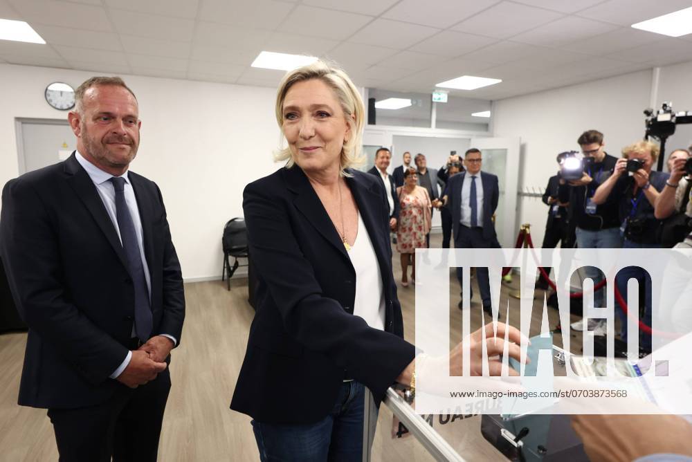 ELECTIONS LÉGISLATIVES 2024 PREMIER TOUR PHOTOPQR VOIX DU NORD Maillard 30 06 2024 NO DAM henin Beaumont le 30 06 2024 election legislatives vote Marine le Pen LUDOVIC MAILLARD LA VOIX DU NORD 06 30 2024 First round of the 2024 legislative elections in France These elections have a very strong political stake with a possible strong rise in extremes Marine Le Pen of the far right RN party votes this morning 1 NORD PAS DE CALAIS France