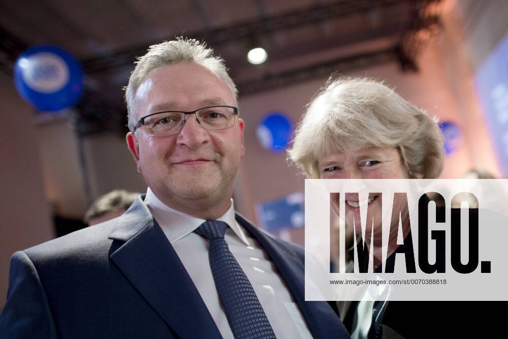 Gruetters, Henkel, Nominierungsparteitag Berliner CDU DEU, Deutschland, Germany, Berlin, 08.04.2016 Prof. Monika Gruetters, Beauftragte der Bundesregierung fuer Kultur und Medien, und Frank Henkel, neu gewaehlter Spitzenkandidat und Landesvorsitzender der Berliner CDU, auf dem Landesparteitag in Berlin. Dieses Nominierungsparteitag unter dem Motto Starkes Berlin dient zur Vorbereitung fuer den Wahlkampf zur Abgeordnetenwahl im September. Prof. Monika Gruetters, Culture State Secretary, and Frank Henkel, main candidate for the election in Berlin and head of the CDU in Berlin (left), during a party congress in preperation for the election in September in Berlin