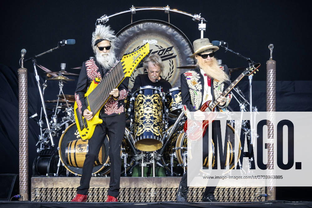 Bilder des Jahres 2024, Entertainment 06 Juni Entertainment Themen der Woche KW26 ZZ Top live at Tons of Rock 2024, Oslo, Norway Oslo, Norway. 29th, June 2024. The American rock band ZZ Top perform a live concert during the Norwegian music festival Tons of Rock 2024 in Oslo. Here vocalist and musician Billy Gibbons (R) is seen live on stage with musician Elwood Francis (L). Oslo Norway Ekebergsletta