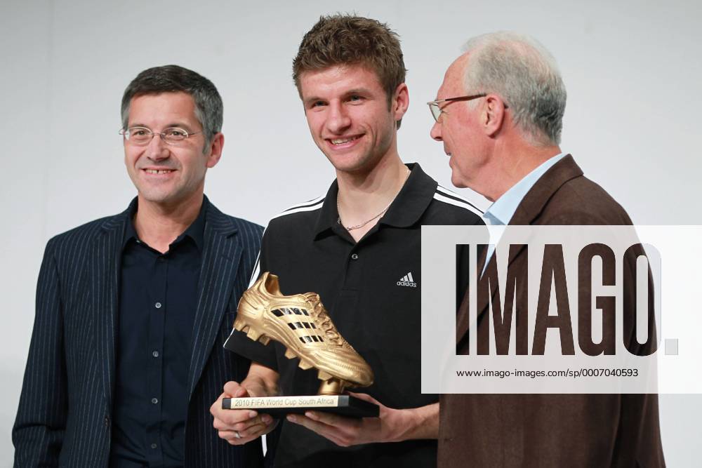 FIFA Preisverleihung der besten WM Fußballer 2010 in Herzogenaurach: Thomas Müller (GER, Mitte), Torschützenkönig der WM 2010, wird von Herbert Hainer (Adidas Vorstandsvorsitzender GER, li.) und Franz Beckenbauer (GER) geehrt o0 Nationalteam goldener Schuh Pokal, Trophäe, Objekte Wirtschaft people