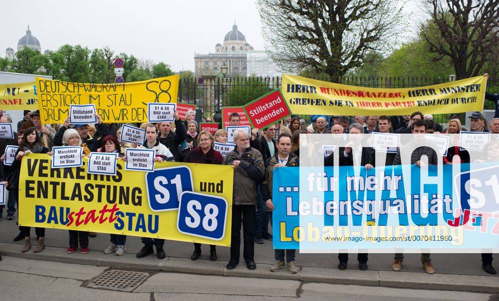 Wien 12.04.2016, Ballhausplatz, Wien, AUT, Demonstration vor dem Bundeskanzleramt, im Bild TEXT during an demonstration in front of federal chancellors office in Vienna, Austria on 2016 04 12, EP_gru