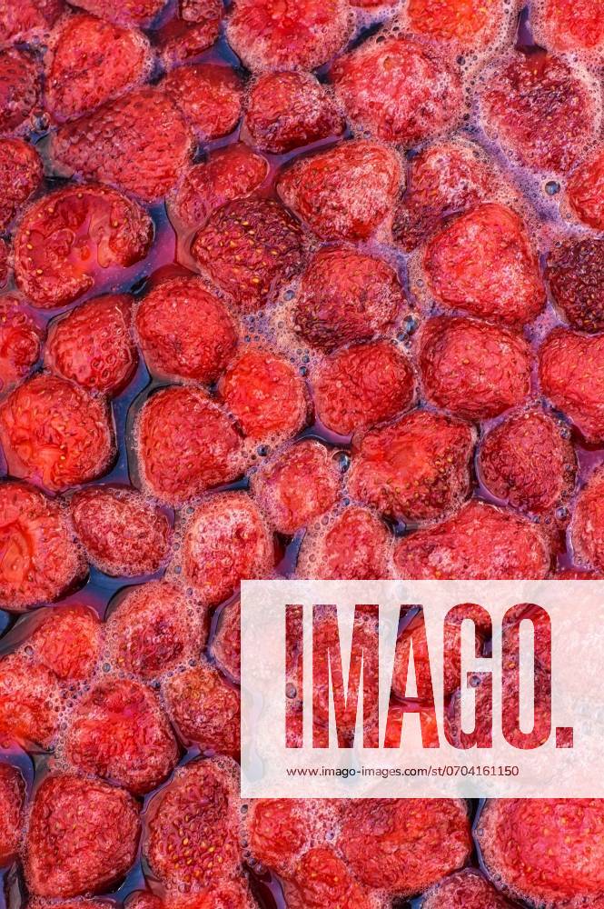 IMAGO Creative, Jahreszeit Sommer, Food, Marmelade kochen jam with strawberry . The process of making strawberry jam from fresh berries ,model released, Symbolfoto