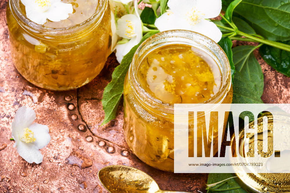 IMAGO Creative, Jahreszeit Sommer, Food, Marmelade kochen Jasmine flower jam. Useful jam from the blossoming jasmine petals, healthy food ,model released, Symbolfoto