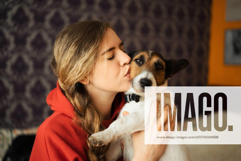 Young woman kisses her dog, Jack Russell Terrier. R_YUKI2406176A-1443881-01 ,model released, Symbolfoto