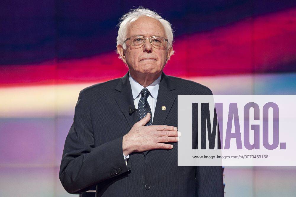 Clinton und Sanders während der TV-Debatte der Demokraten in New York April 14, 2016 - New York, USA - Senator Bernie Sanders listens to the National anthem during the CNN presidential primary debate live from Brooklyn Navy Yard, U.S. New York USA - ZUMAs132