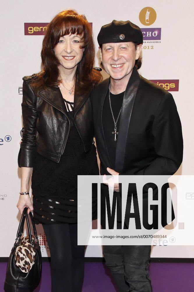 Klaus Meine mit Ehefrau Gabi - Verleihuing des ECHO 2012 in der Hallen der Messe Berlin am 22.03.2012. Echo 2012