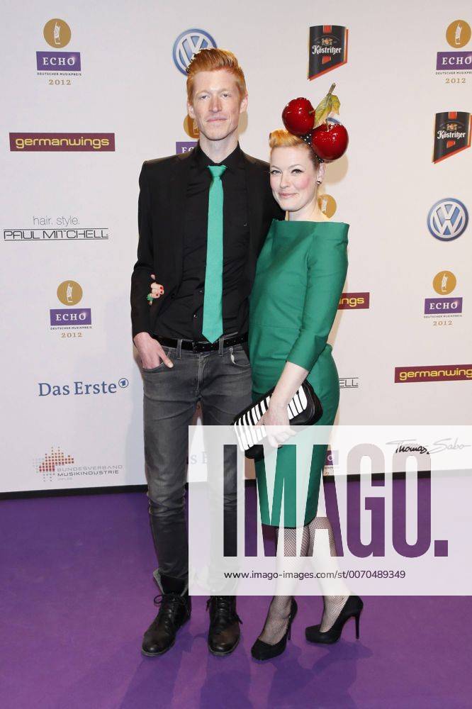 Enie van de Meiklokjes mit Freund Soeren Haxholm - Verleihuing des ECHO 2012 in der Hallen der Messe Berlin am 22.03.2012. Echo 2012
