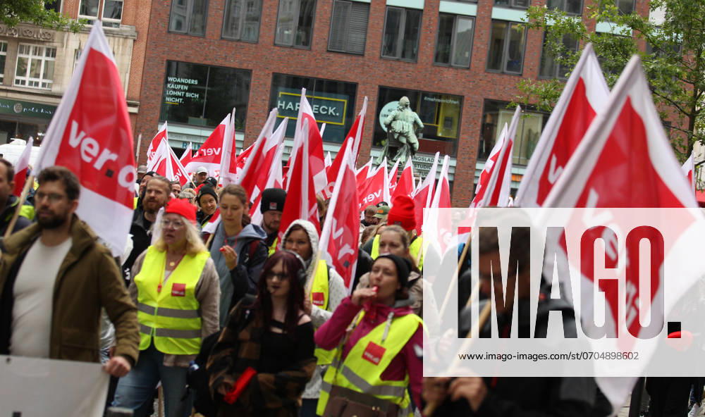 Warning strike by bank employees in the private banking sector and public banks Employees of Commerzbank, Deutsche Bank and UniCredit and Hamburger Sparkasse took to the streets in Hamburg on Tuesday morning to protest against the loss of real wages They marched from Gänsemarkt through the ci