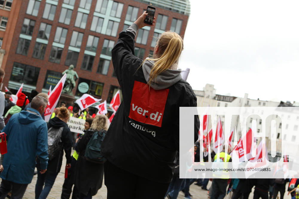 Warning strike by bank employees in the private banking sector and public banks Employees of Commerzbank, Deutsche Bank and UniCredit and Hamburger Sparkasse took to the streets in Hamburg on Tuesday morning to protest against the loss of real wages They marched from Gänsemarkt through the ci