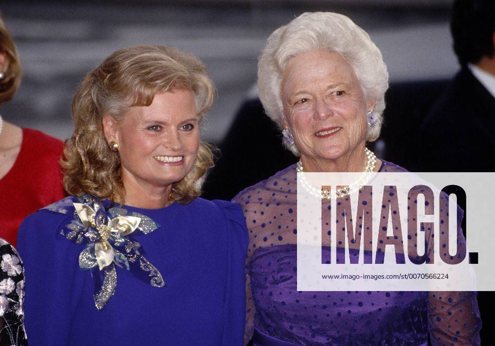 Hannelore KOHL und Barbara BUSH beim G7-Gipfel in Muenchen , Juli 1992 Hannelore KOHL and Barbara BUSH during the G7 summit in Munich , July 1992