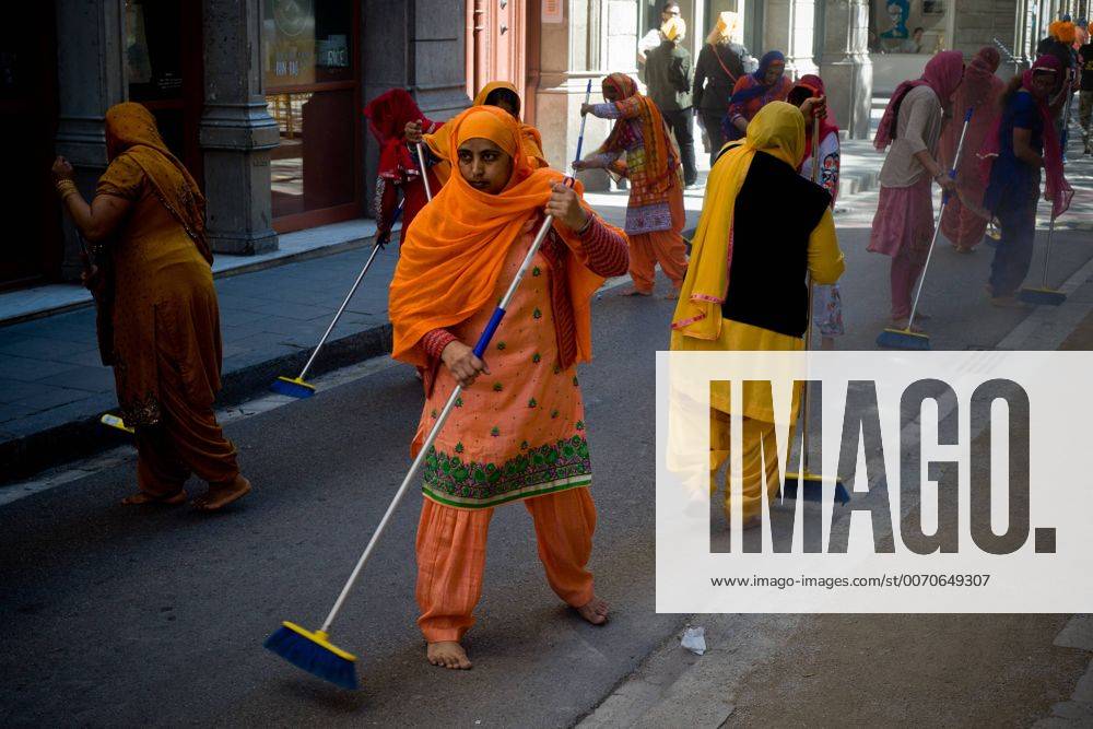Barcelona, Catalonia, Spain - In Barcelona members of the Sikh community sweep the streets for the sacred book of the Sikhs, the Guru Granth Sahib, during the procession for the festival of Vaisakhi.The Sikh community of Barcelona has taken to the streets to celebrate the festival of Vaisakhi wich marks the beginning of the solar year for Sikh religion. Barcelona Spain - ZUMAb137